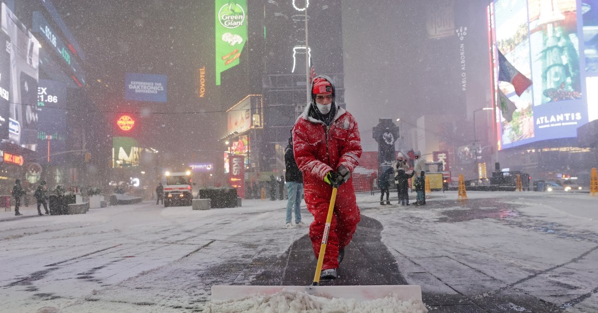 New York suspends classes and the campaign against coronavirus in the wake of a major snowstorm