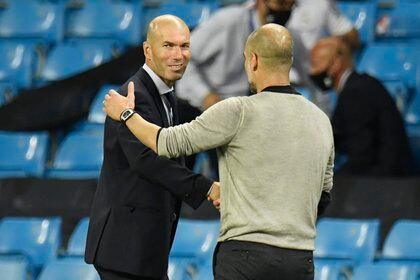 El saludo entre Zinedine Zidane y Pep Guardiola al término del partido en el Etihad Stadium (REUTERS)