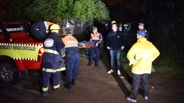 Policías y bomberos retiran los cuerpos de los pequeños (Osvalo Ripoll – La Gaceta)