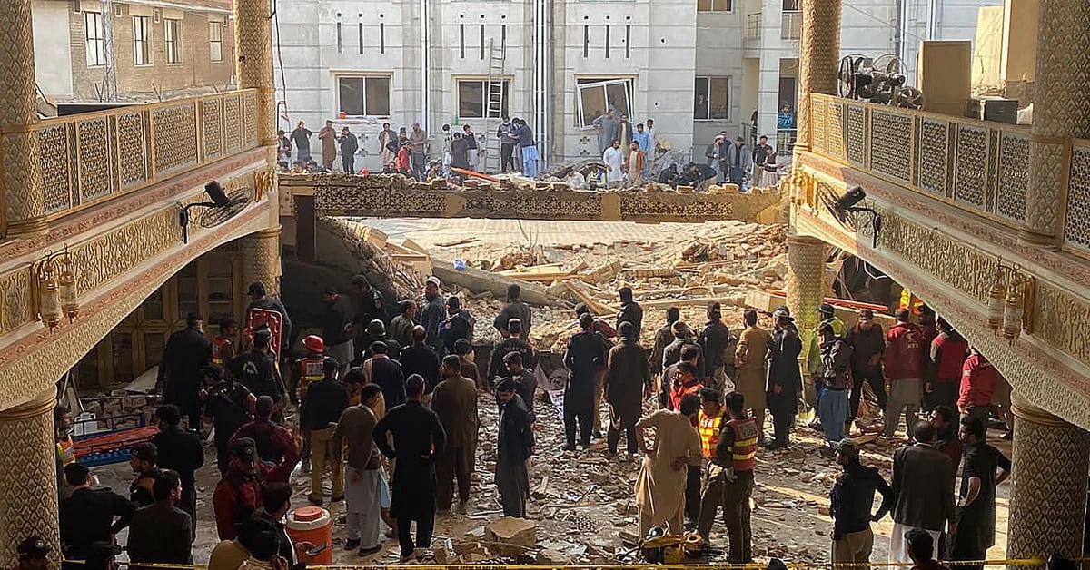 Almeno 59 morti e più di 150 feriti in un attentato suicida a una moschea in Pakistan