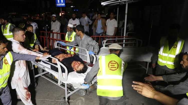 Heridos en el casamiento en Kabul siendo trasladados al hospital (EFE)
