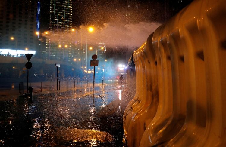 Las fuerzas de seguridad lanzaron agua a los manifestantes (REUTERS/Susana Vera)