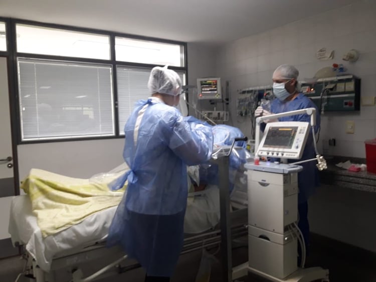 Terapia intensiva del Hospital San Martín de La Plata. Allí, Rosa Reina, la presidenta de la Sociedad Argentina de Terapia Intensiva, es la jefa de sala.