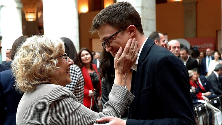 Carmena junto a Iñigo Errejón, ex podemita que se sumó a su fuerza en las elecciones municipales del domingo (RTVE)