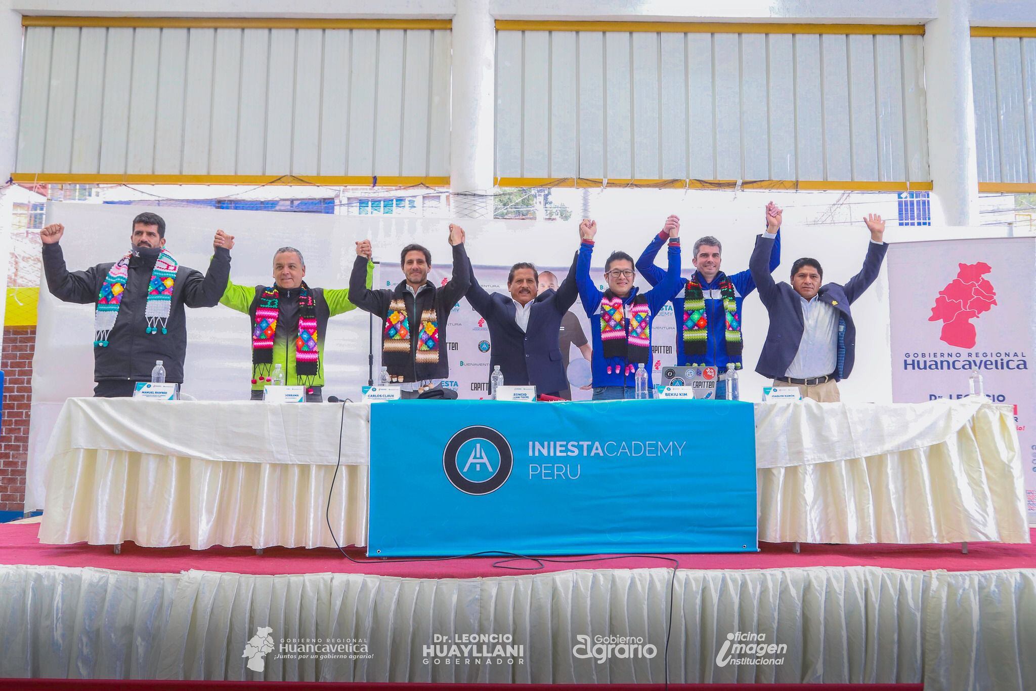 El equipo de trabajo de Andrés Iniesta se hizo presente en la inauguración de la academia.