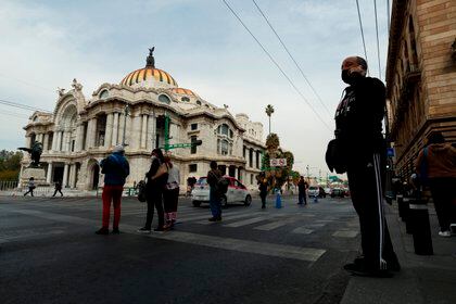 Los días 12, 19 y 26 de enero México recibirá tres cargamentos de 436,800 dosis de Pfizer cada uno, con lo que habrá recabado un total de 1.4 millones necesarias para inmunizar a todos los sanitarios (Foto: EFE)