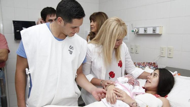 Cristalina Fuentes en brazos de su mamá, junto a la ministra de Salud provincial y su papá (Ministerio de Salud Pública de Tucumán)