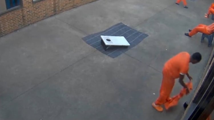 El preso beneficiado con el contrabando mira fijamente al cielo en espera del dron que transporta droga y un equipo telefónico. (Foto: captura de pantalla)