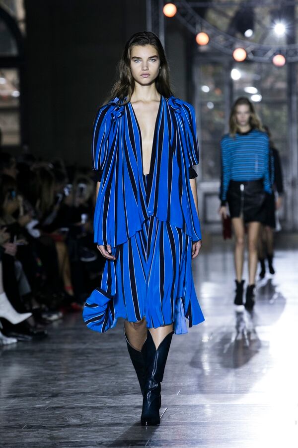 Givenchy lo sumó a su colección en vestidos por debajo de la rodilla, camisetas y camisas en tonos azul, blanco y negro (AP Images)