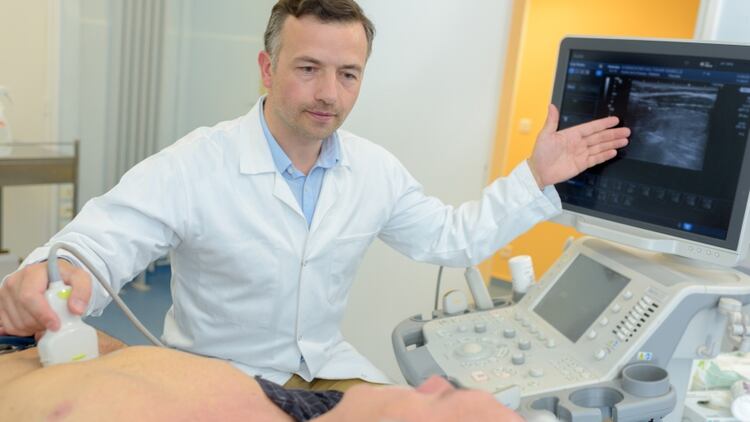 Algunos hombres pueden presentar predisposición genética a padecer cáncer de mama (Shutterstock)