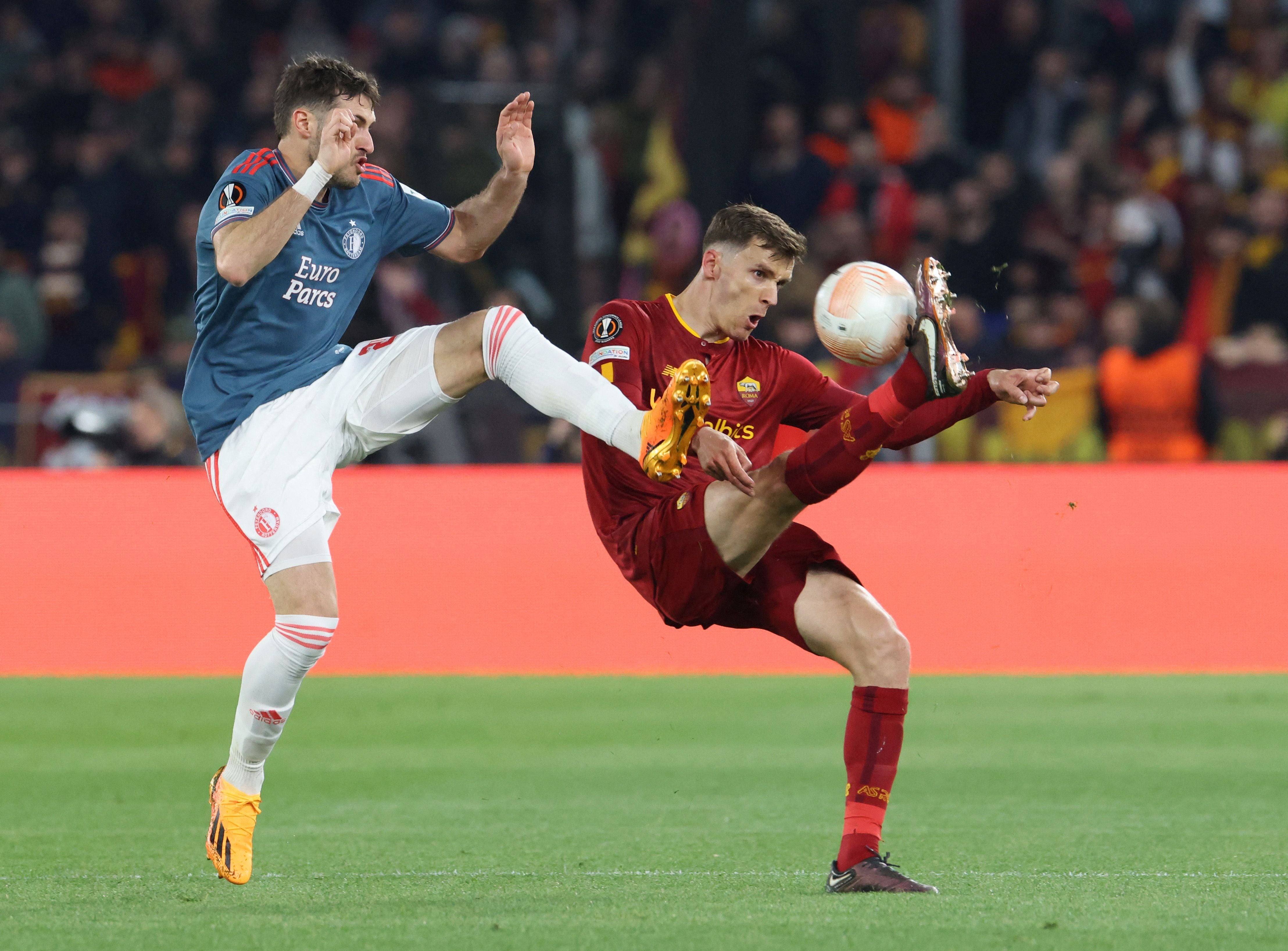 Soccer Football - Europa League - Quarter Final - Second Leg - AS Roma v Feyenoord - Stadio Olimpico, Rome, Italy - April 20, 2023 Feyenoord's Santiago Gimenez in action with AS Roma's Diego Llorente REUTERS/Claudia Greco