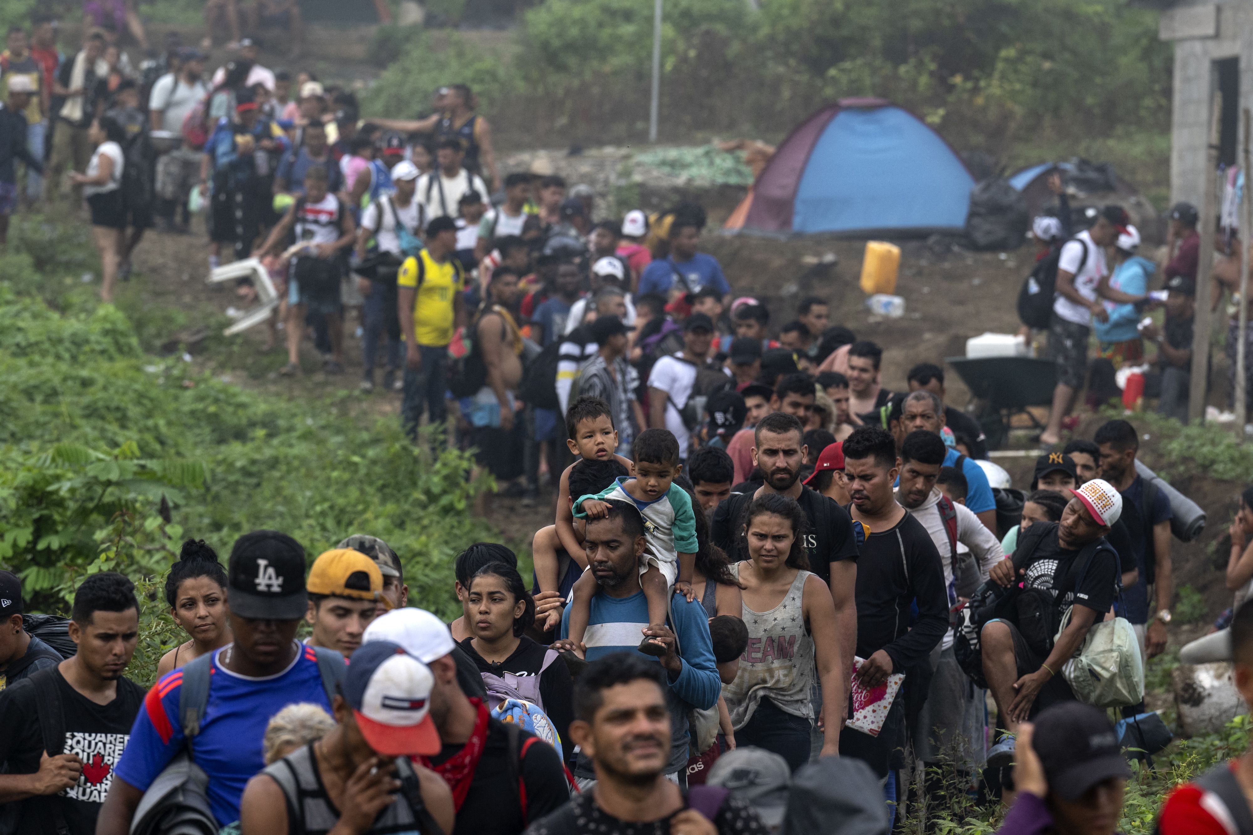 Migrantes cruzan el Darién en busca de un futuro mejor
