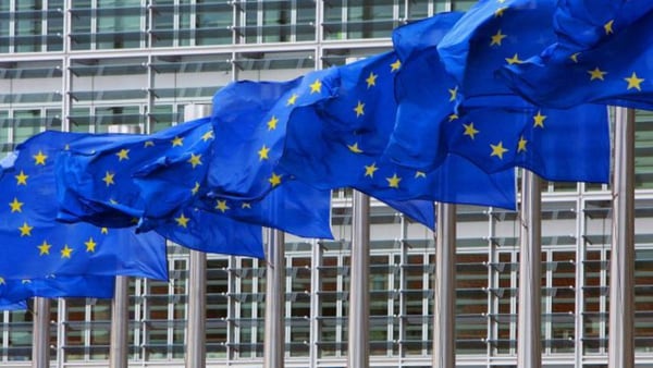 Banderas de la UniÃ³n Europea frente al Parlamento de Bruselas (Reuters)