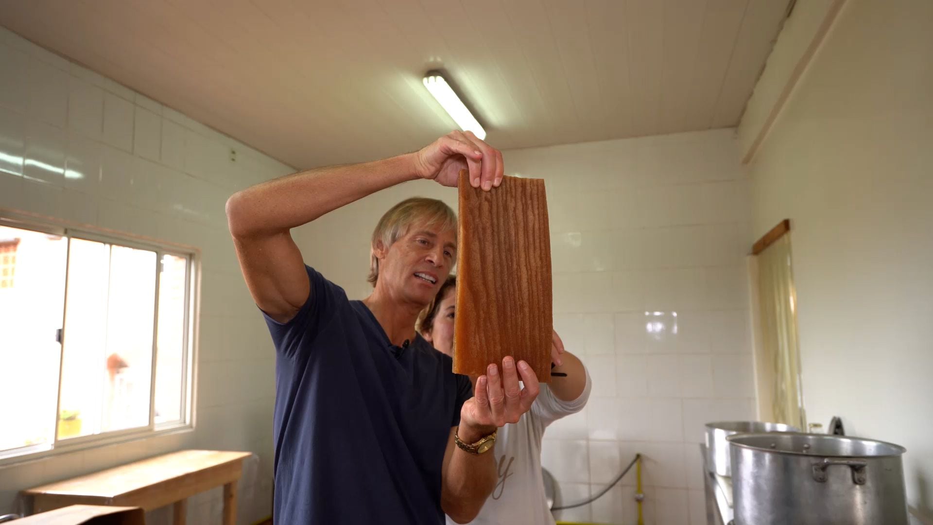 David English con un trozo de madera comprobando el fabuloso proceso que lo convierte en distintas confituras
