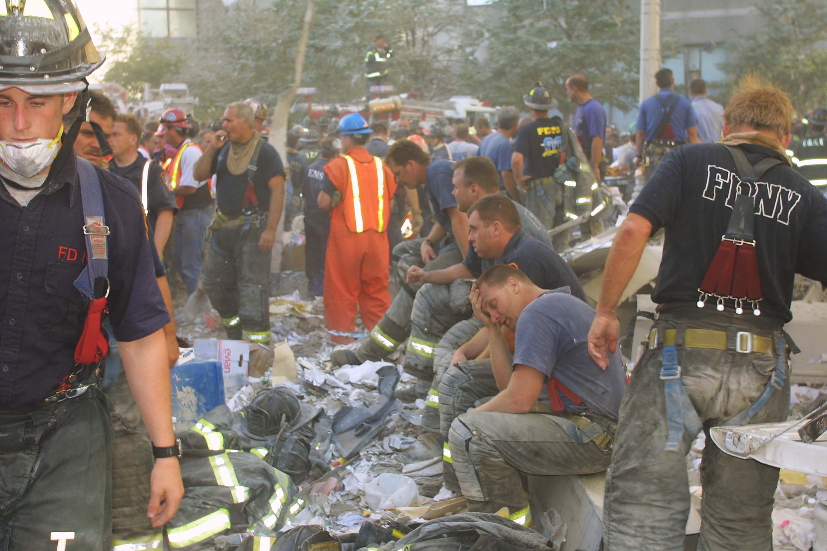 A imagem da desolação, mas também do heroísmo: centenas de bombeiros trabalharam durante dias para socorrer as vítimas.  O número final é horrível: 2.977 morreram na cidade de Nova York.  (Foto: Ron Agam/Getty Images)