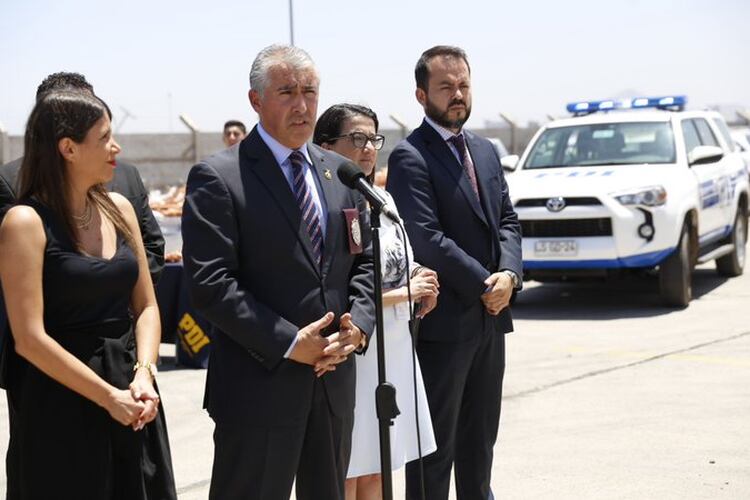 El jefe del Área Contra Robos y Focos Criminales, Jorge Sánchez, hizo el anuncio del enorme decomiso con la subsecretaria de Prevención del Delito, Katy Martorell Awad. (PDI)