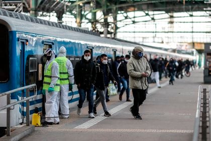 Personas circulan en la Estación Ferroviaria de Constitución en la ciudad de Buenos Aires (Argentina). EFE/Juan Ignacio Roncoroni 