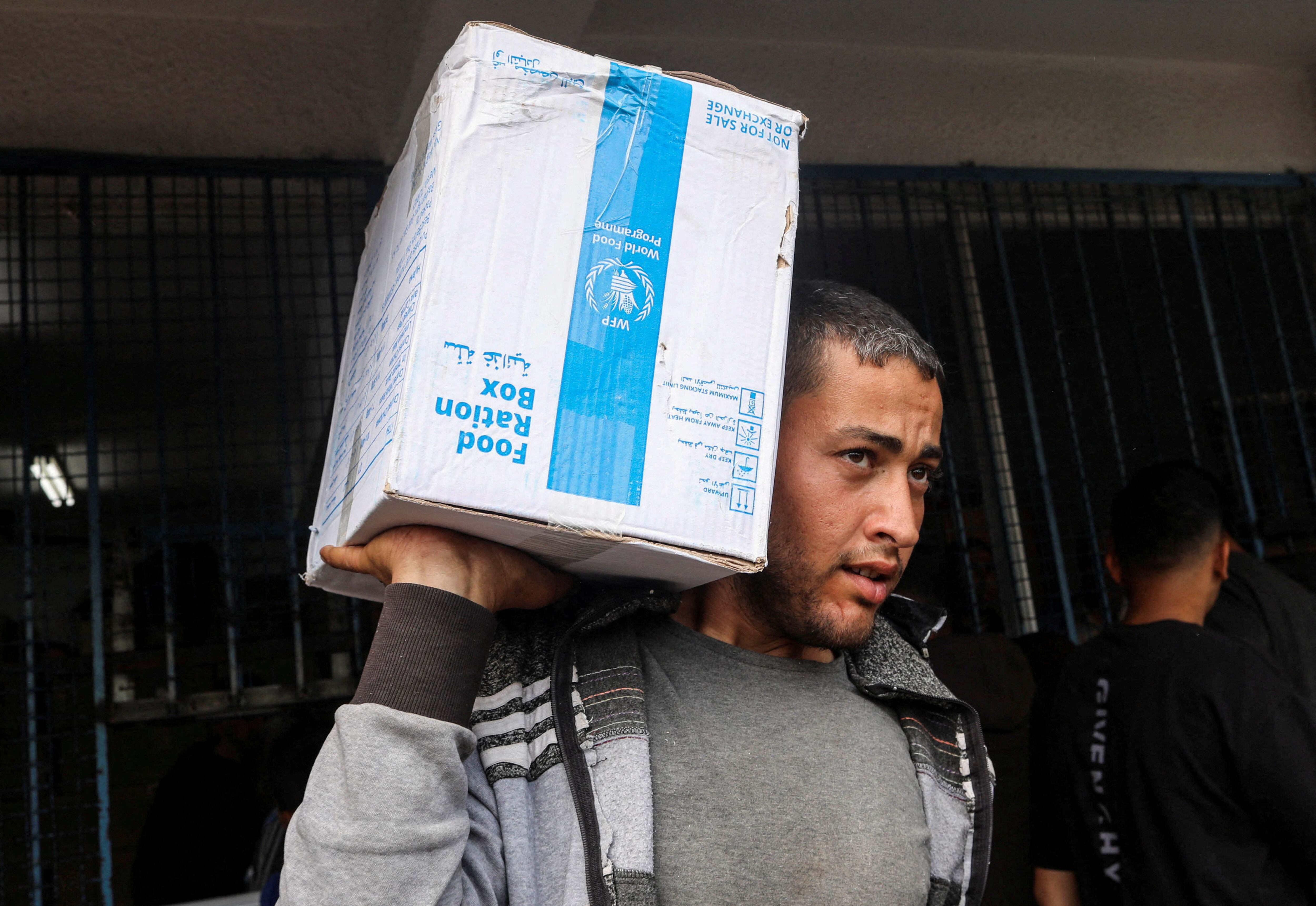 Un palestino lleva una caja de ayuda distribuida antes de la festividad de Eid al-Fitr, que marca el final del mes sagrado de ayuno musulmán del Ramadán, en medio del actual conflicto entre Israel y Hamas, en Deir Al-Balah, en el centro de la Franja de Gaza, el 8 de abril. , 2024. REUTERS/Ramadan Abed