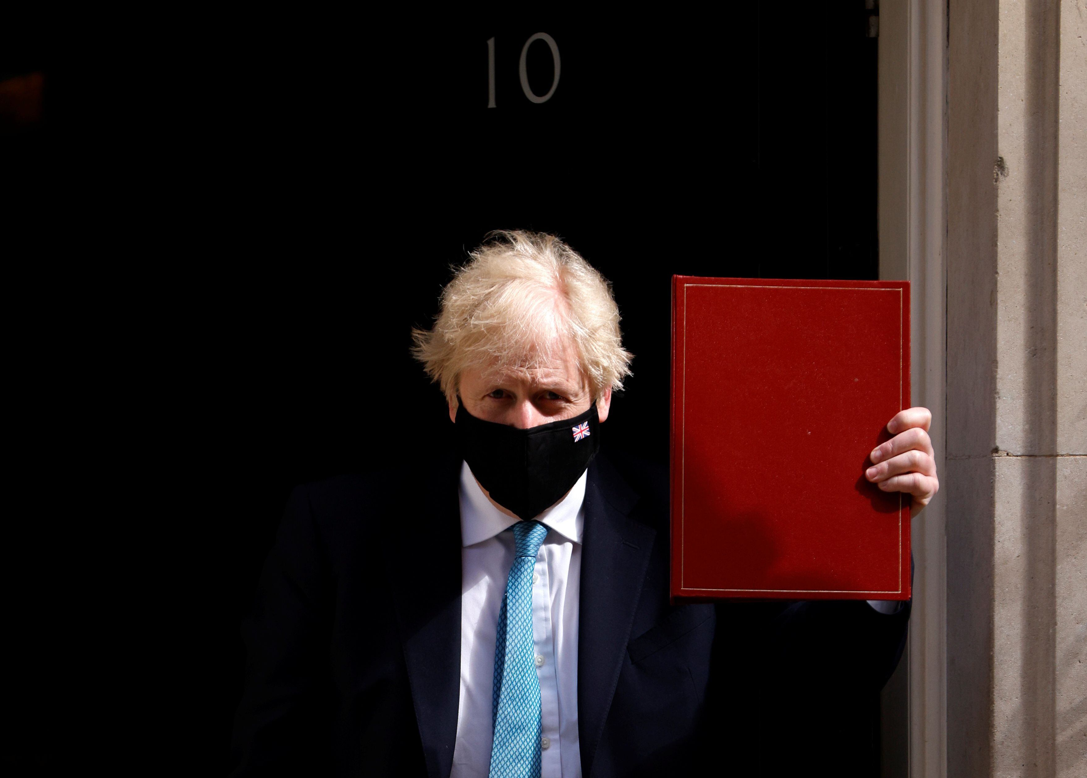 El primer ministro británico, Boris Johnson, sale de Downing Street para la apertura estatal del Parlamento en el Palacio de Westminster, donde se llevará a cabo una ceremonia reducida debido a las restricciones de la enfermedad del coronavirus (COVID-19), en Londres, Gran Bretaña, el 11 de mayo de 2021 .
REUTERS/John Sibley