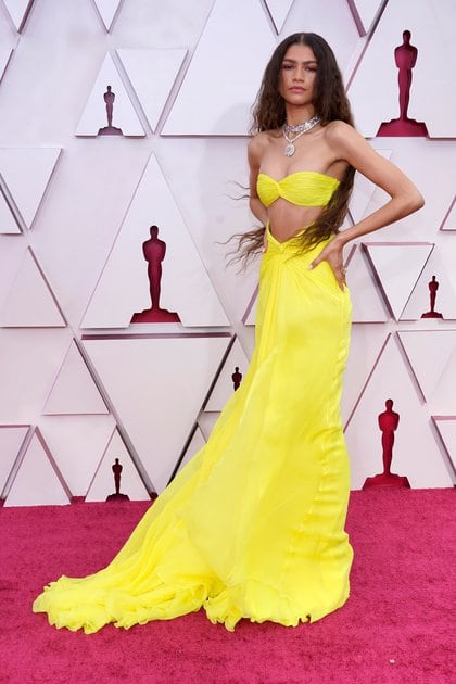 Zendaya eligió un vestido de Valentino en amarillo. Con recortes en la parte superior, escote estrapless, gran falda al viento, un look muy de primavera que completó con una gargantilla de brillantes 