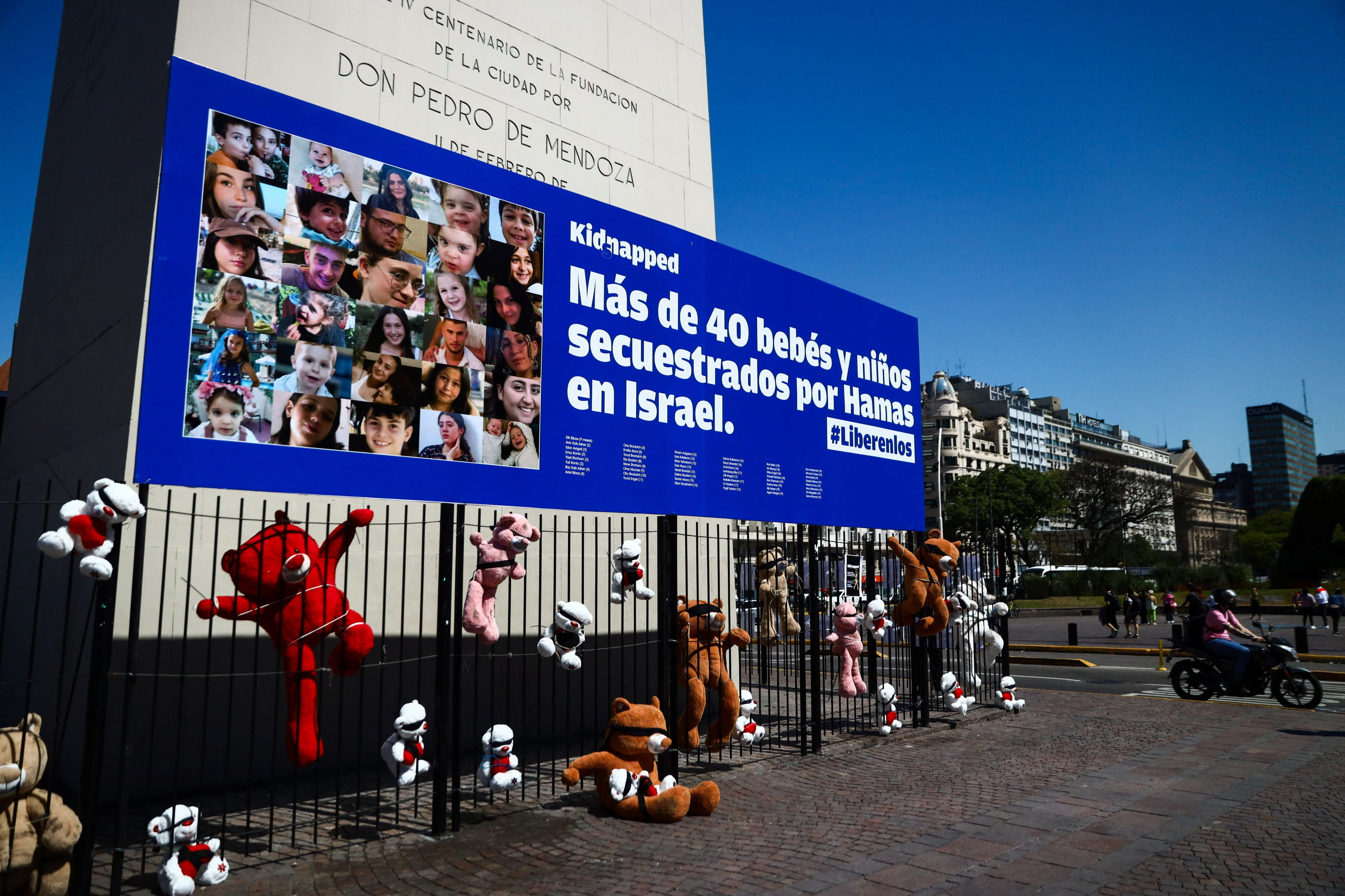 Osos de peluche que simbolizan a los niños desaparecidos y secuestrados por Hamas fueron colocados frente al Obelisco de Buenos Aires
