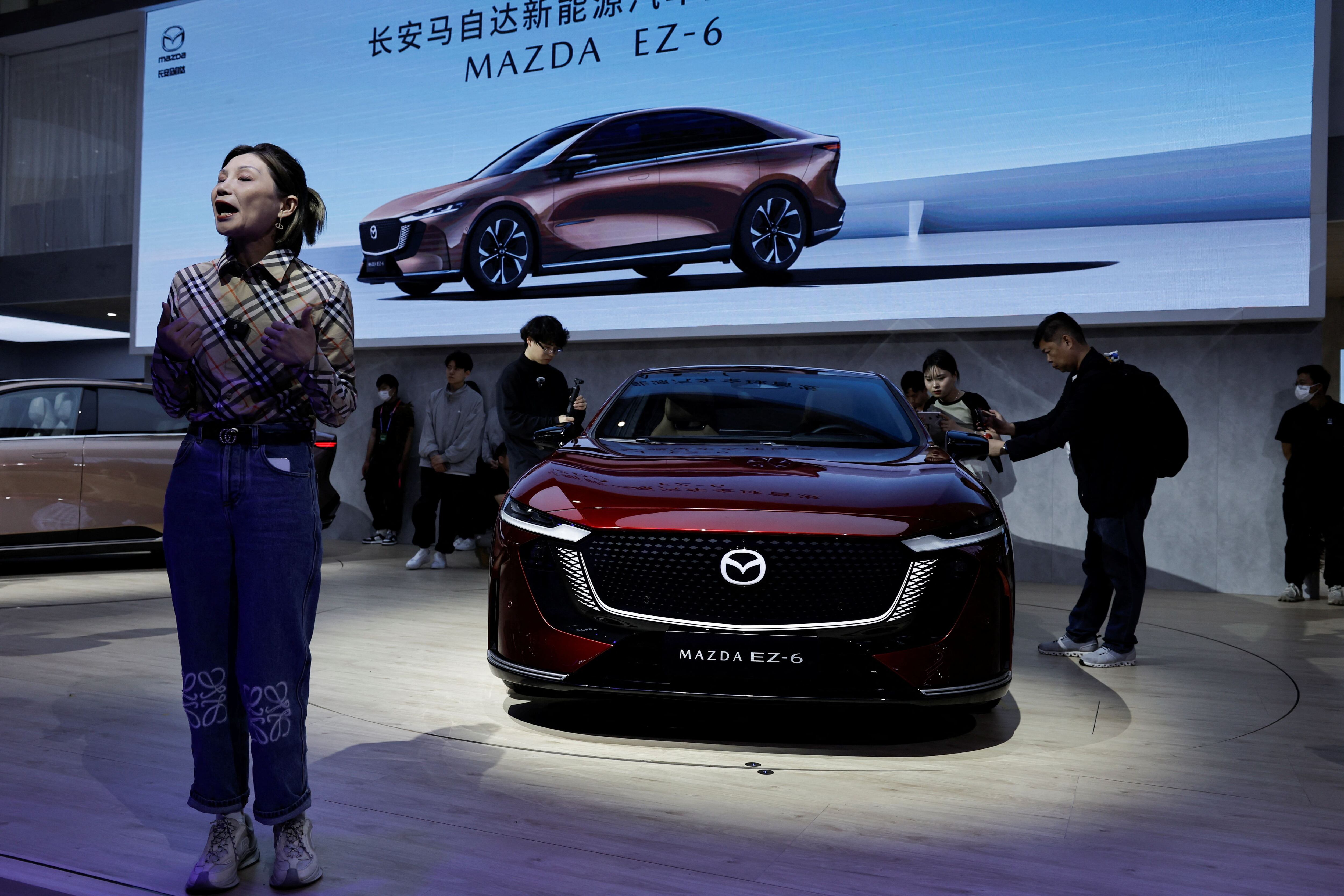 El Mazda EZ-6 fue mostrado en el evento internacional desarrollando en territorio asiático. (Foto: REUTERS/Tingshu Wang)
