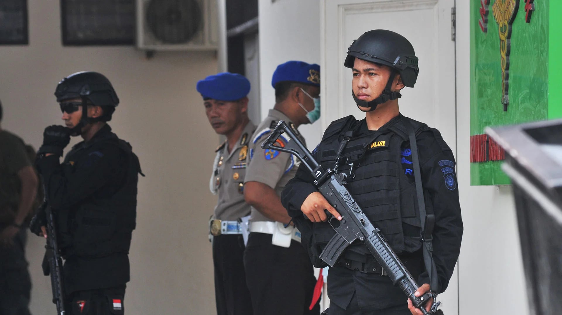 Militares de Indonesia custodian el lugar al que trasladaron el cuerpo sin vida de Santoso (Reuters)