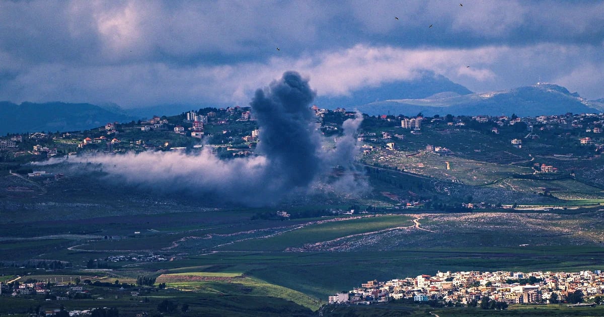 Israele ha bombardato obiettivi di Hezbollah e ha confermato che quattro dei suoi soldati sono rimasti feriti in Libano