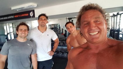 Selfie de Serafín Dengra con Pumas Nicolás Sánchez, Pablo Matera (capitán involucrado en el caso de discriminación) y Joaquín Tuculet
