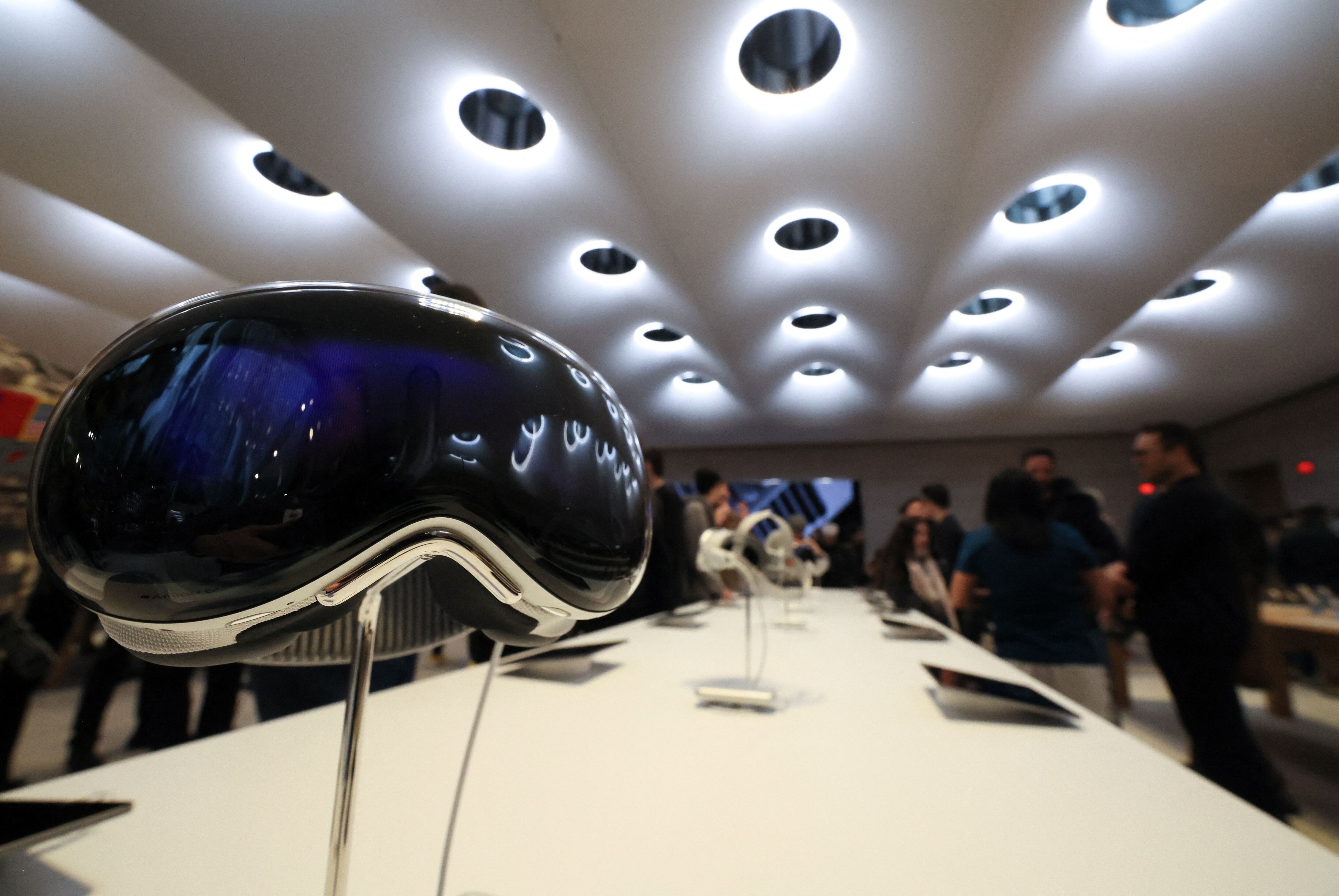 Los visores Apple Vision Pro se posicionan como uno de los productos más costosos de la compañía, solo superado por el Mac Pro 2023. (REUTERS/Brendan McDermid)
