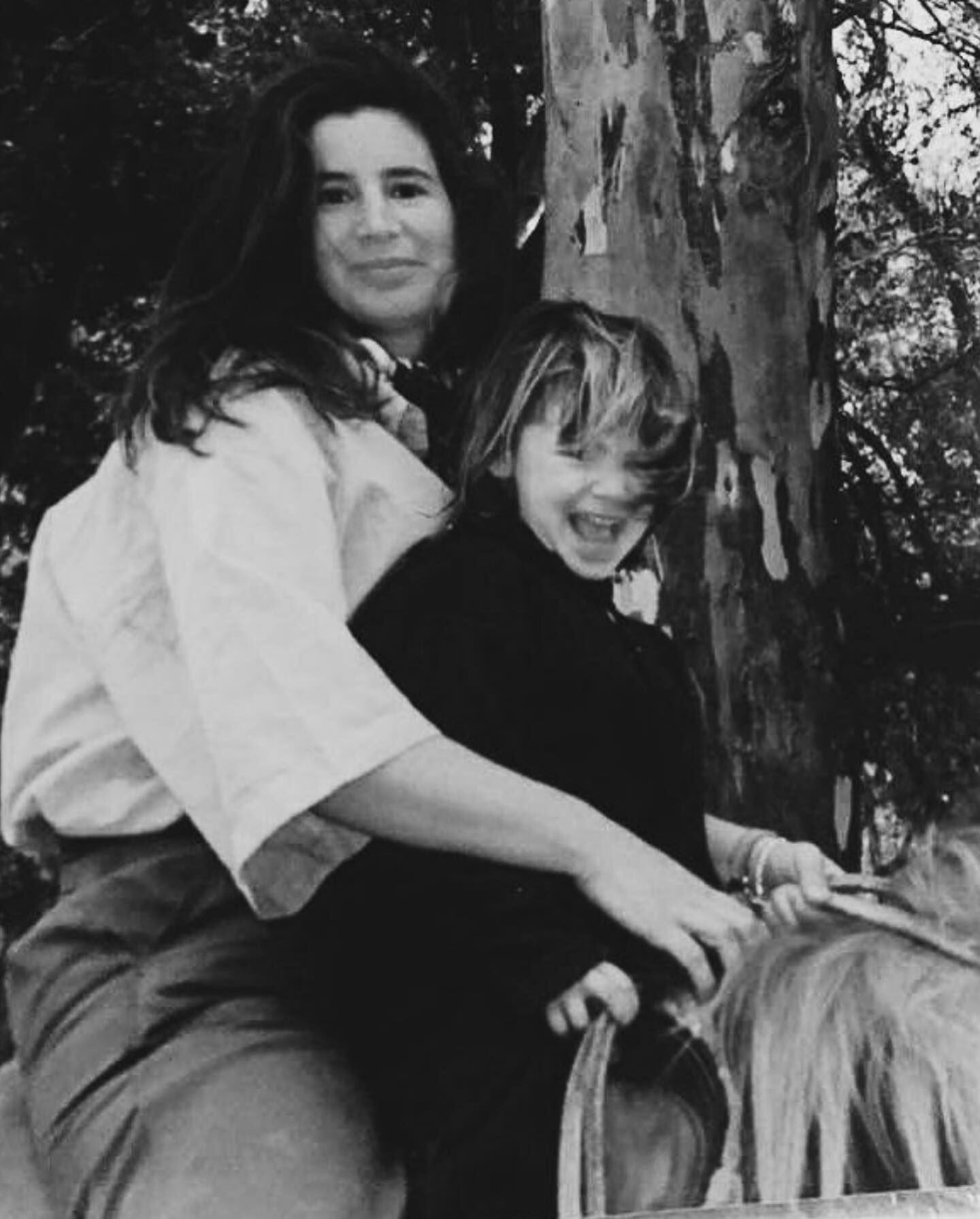 Angie con su hija Josefina cuando empezó con las cabalgatas, una pasión que pervive generación tras generación (Foto: Instagram @estanciadonjoaquin)