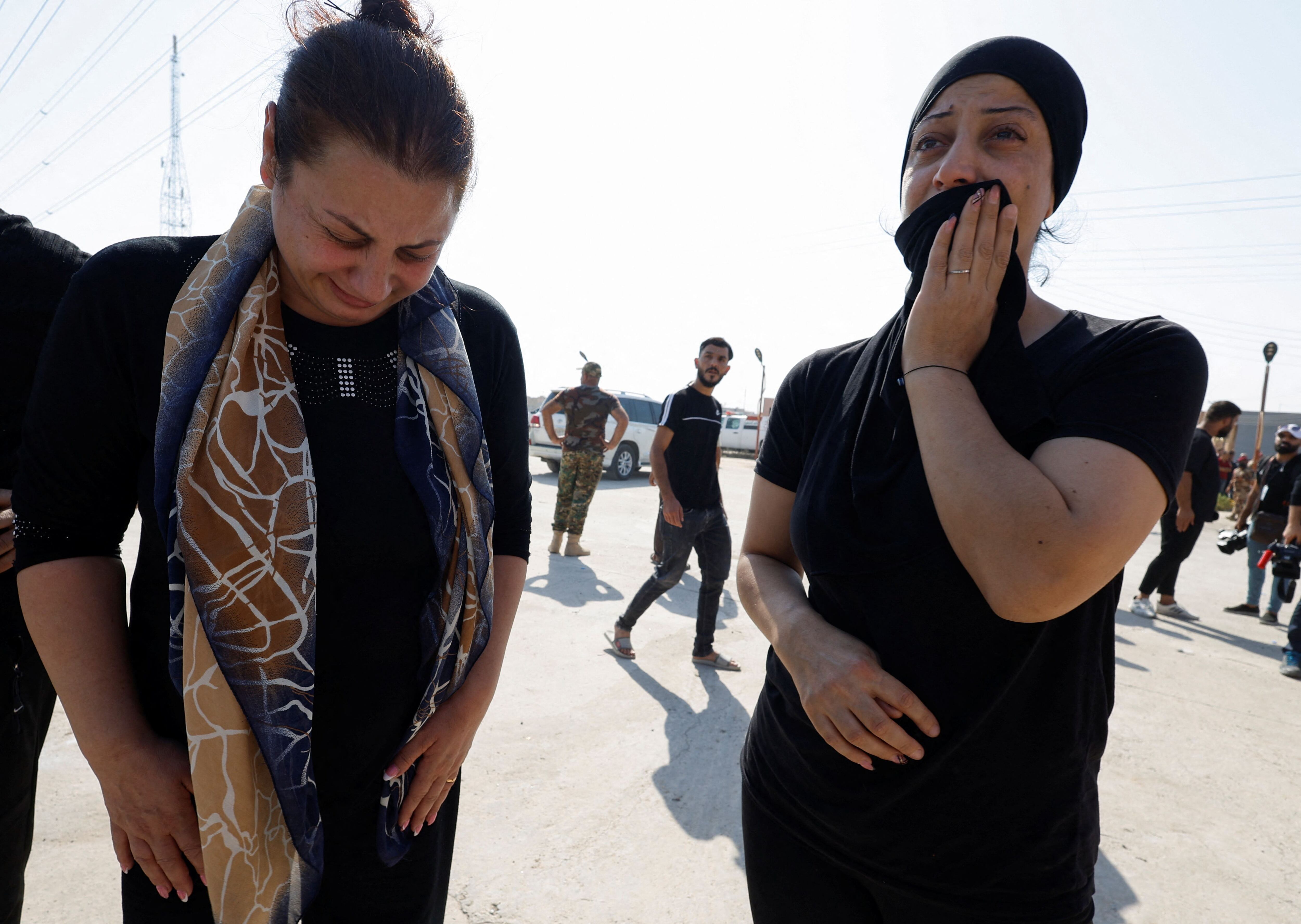 Varias personas reaccionan tras un incendio mortal en la celebración de una boda, en el distrito de Hamdaniya, en la provincia iraquí de Nínive, Irak, 27 de septiembre de 2023. REUTERS/Khalid Al-Mousily