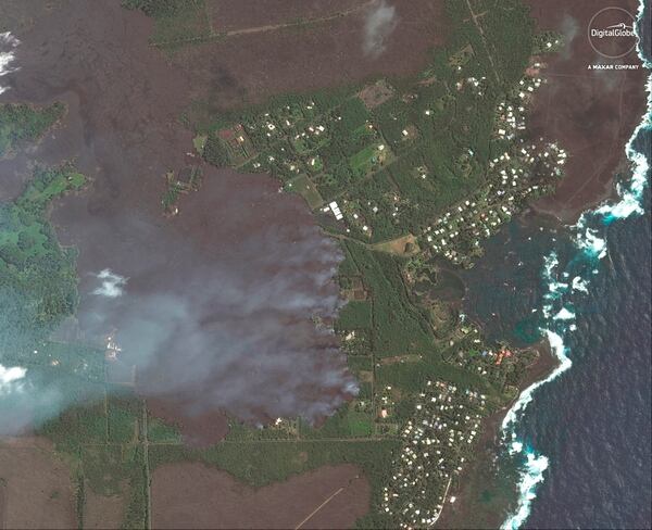 Imagen satelital muestra cómo la lava cubrió para del vecindario Vacationland. (AP)