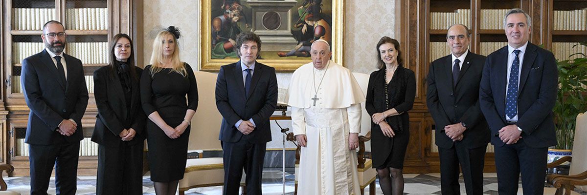 La comitiva oficial argentina junto al papa Francisco