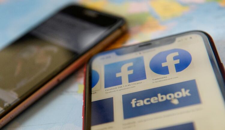 Facebook ha sido acusado en repetidas ocasiones de utilizar datos personales para ganar dinero por publicidad (Foto: Reuters/Johanna Geron/Illustration)
