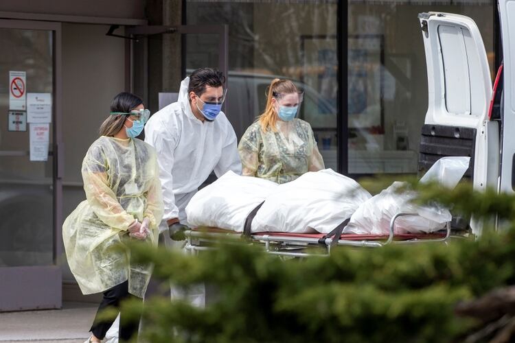 El cuerpo de una víctima mortal es retirado del Eatonville Care Centre en Toronto, Canadá. (REUTERS/Carlos Osorio)
