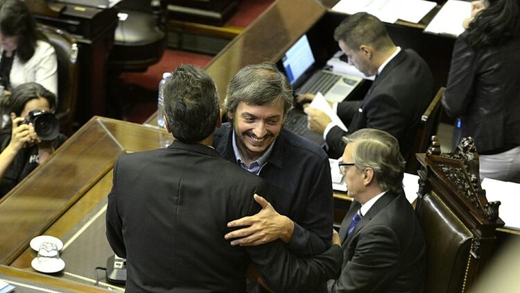 El abrazo entre Sergio Massa y Máximo Kirchner 