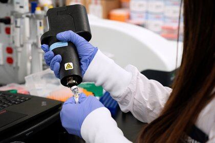Una científica de la compañía de medicamentos de ARN Arcturus Therapeutics investiga una vacuna para el nuevo coronavirus en un laboratorio en San Diego, California (Reuters)