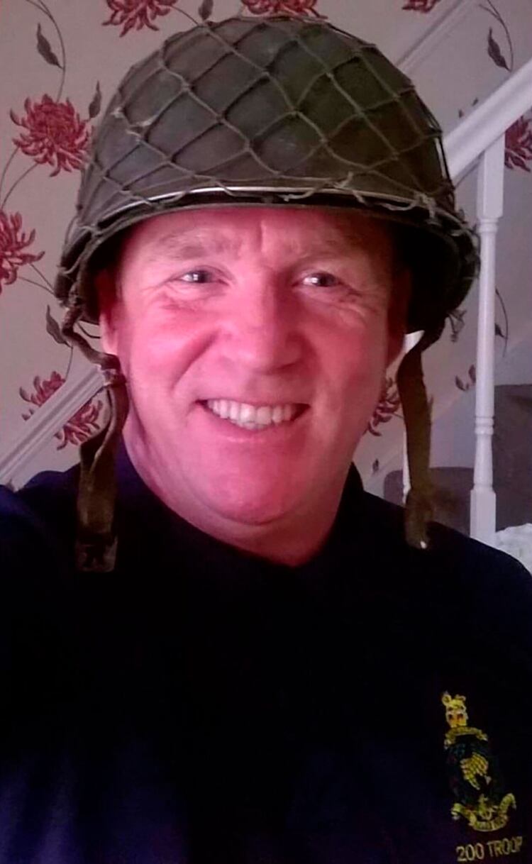 Andy con el casco de Héctor. Pudo encontrarlo ya que el cabo argentino había anotado su nombre en el interior del mismo