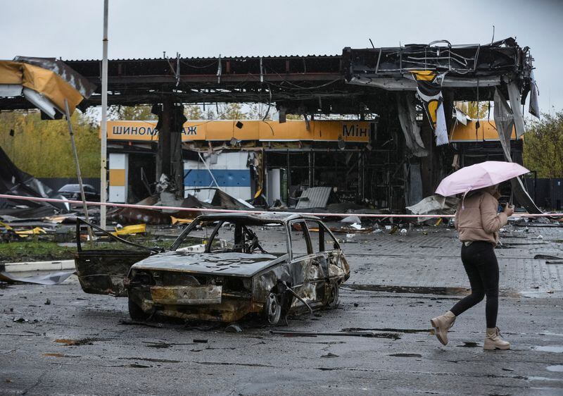 “La situación en el sistema energético después de otro ataque terrorista con misiles por parte de Rusia es extremadamente difícil. Los trabajadores de la energía están haciendo todo lo posible las 24 horas del día para garantizar que las personas obtengan electricidad lo antes posible”, indicó Donetsk Electric Networks