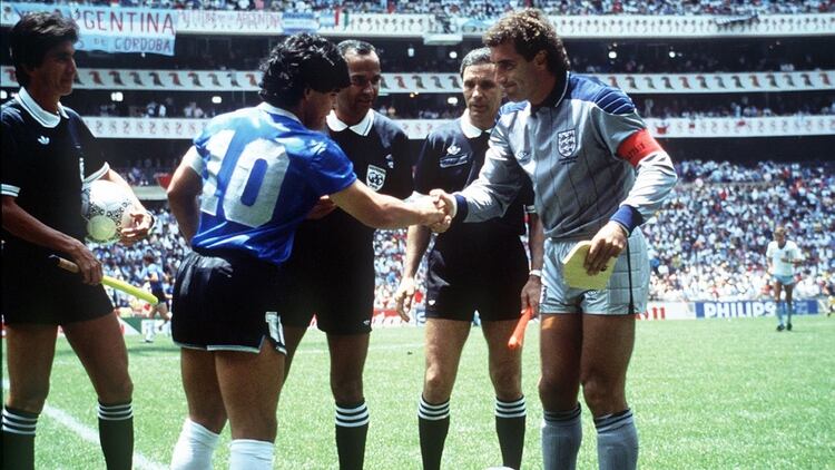 La última vez que Shilton le dio la mano a Maradona, justo antes del inicio del partido (Shutterstock)