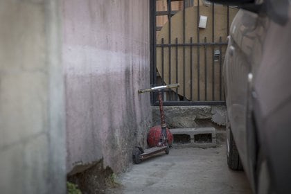 La mujer de 33 años estaba separada desde hace algún tiempo del padre de sus hijos, quien llegó al domicilio y encontró el crimen FOTO: OMAR MARTÍNEZ /CUARTOSCURO