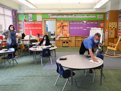Un empleado de una escuela de Scarborough, Ontario, Canada, limpia las superficies que los docentes y alumnos utilizan -  Nathan Denette/Pool via REUTERS
