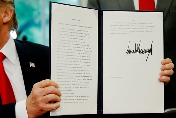 La firma del decreto de Donald Trump (Reuters)
