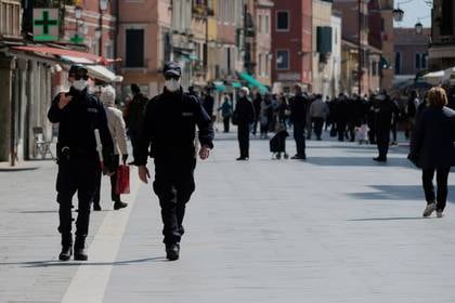 FILE PHOTO: Police officers walk on the streets of Venice as Italy's lockdown measures continue to prevent the spread of coronavirus disease (COVID-19) in Venice, Italy, April 22, 2020. REUTERS/Manuel Silvestri/File Photo