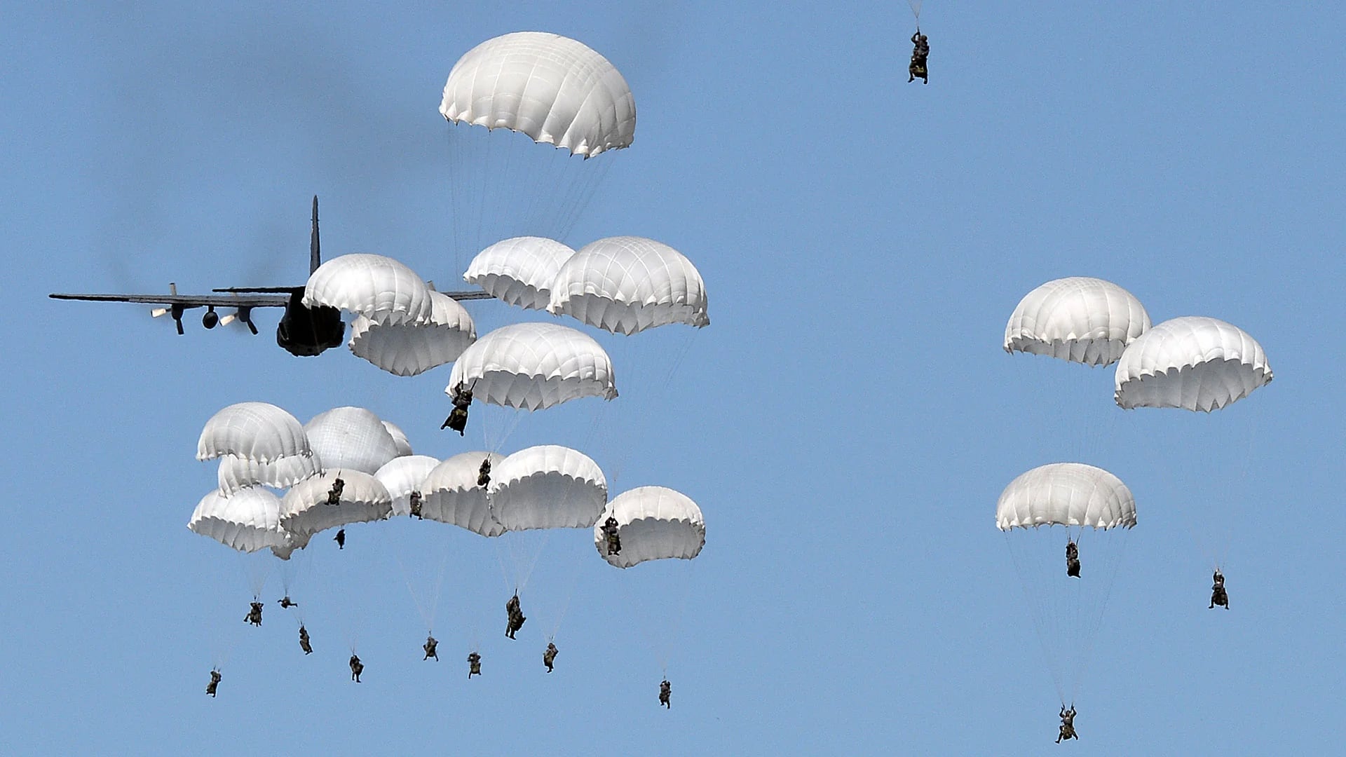 Miles de paracaidistas se arrojaron desde los Boeing C-17 Globemaster (AFP)
