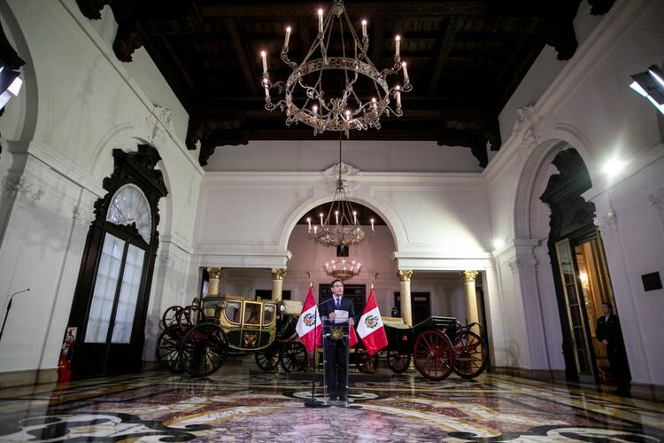 El presidente peruano Martín Vizcarra durante el anuncio de disolución del Congreso (Telam)
