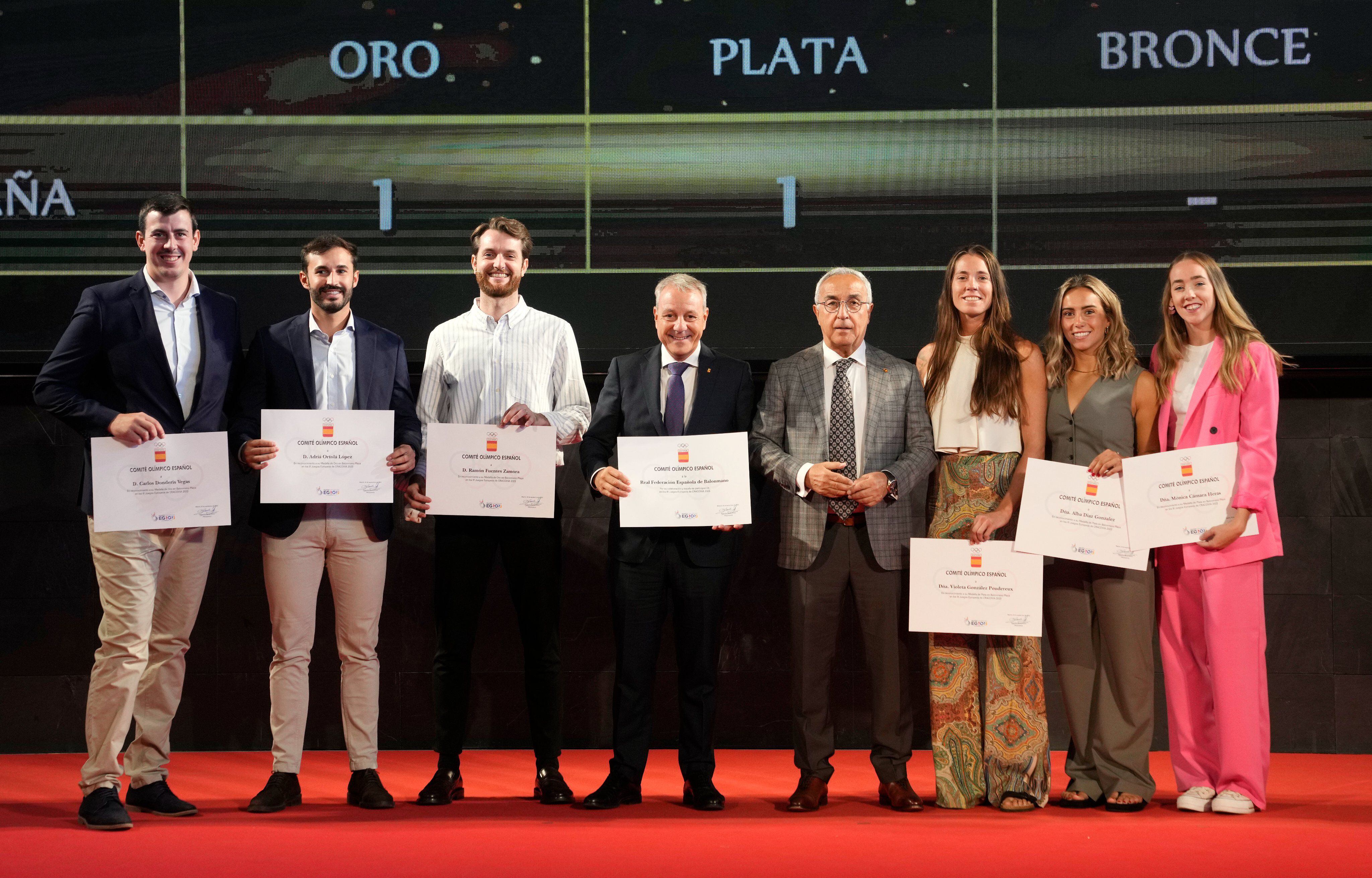 El presidente del Comité Olímpico Español, Alejandro Blanco, acompañado del equipo de balonmano playa que representaron a España en los Juegos Europeos de Cracovia 2023.
