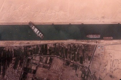 El buque Ever Given, de 400 metros y 224.000 toneladas, alquilado por la empresa taiwanesa Evergreen Marine Corp, bloquea el Canal de Suez, de Egipto (BlackSky/ Handout vía Reuters)