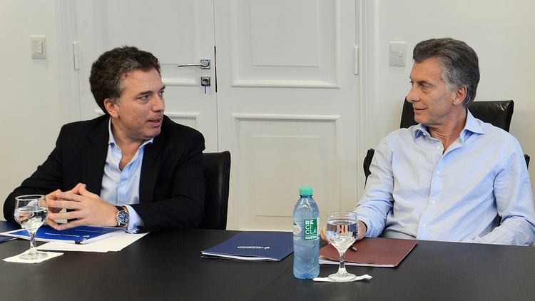 El ministro de Hacienda, Nicolás Dujovne, junto al presidente Mauricio Macri.